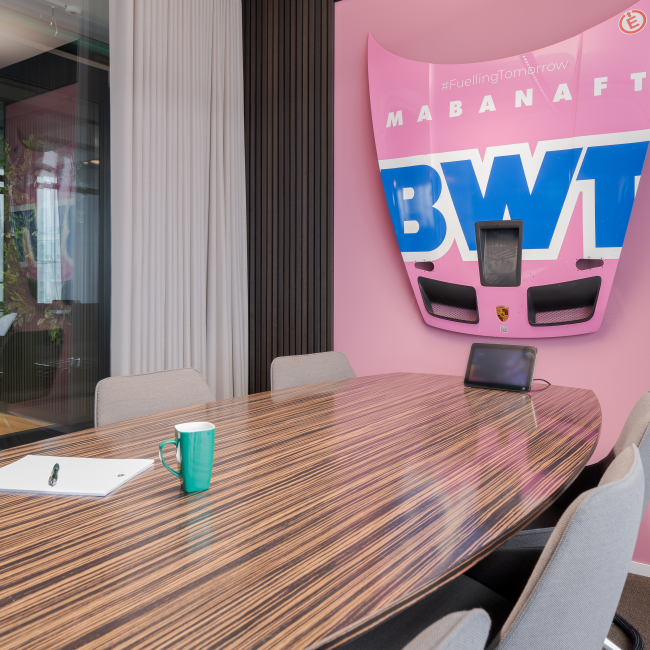 Konferenzraum der Bürofläche von MB Energy was plan-ahead Hamburg geplant hat für neue Arbeitswelten